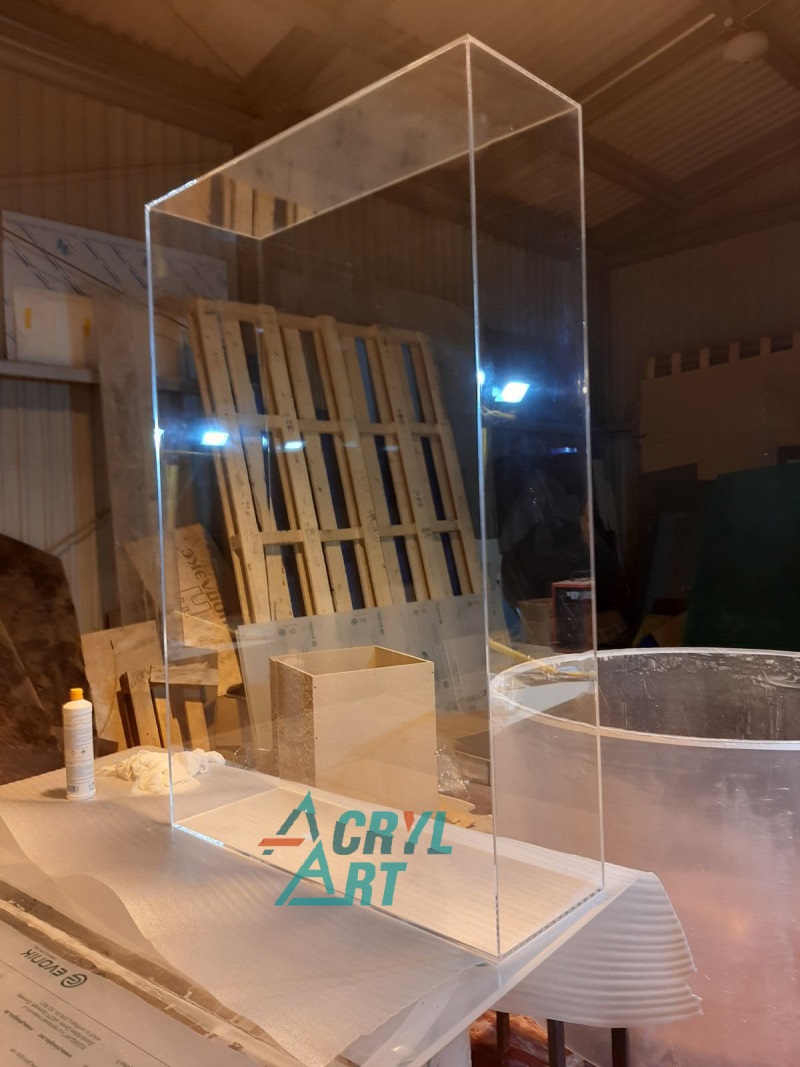 Прозрачная витрина для магазина Yves Saint Laurent